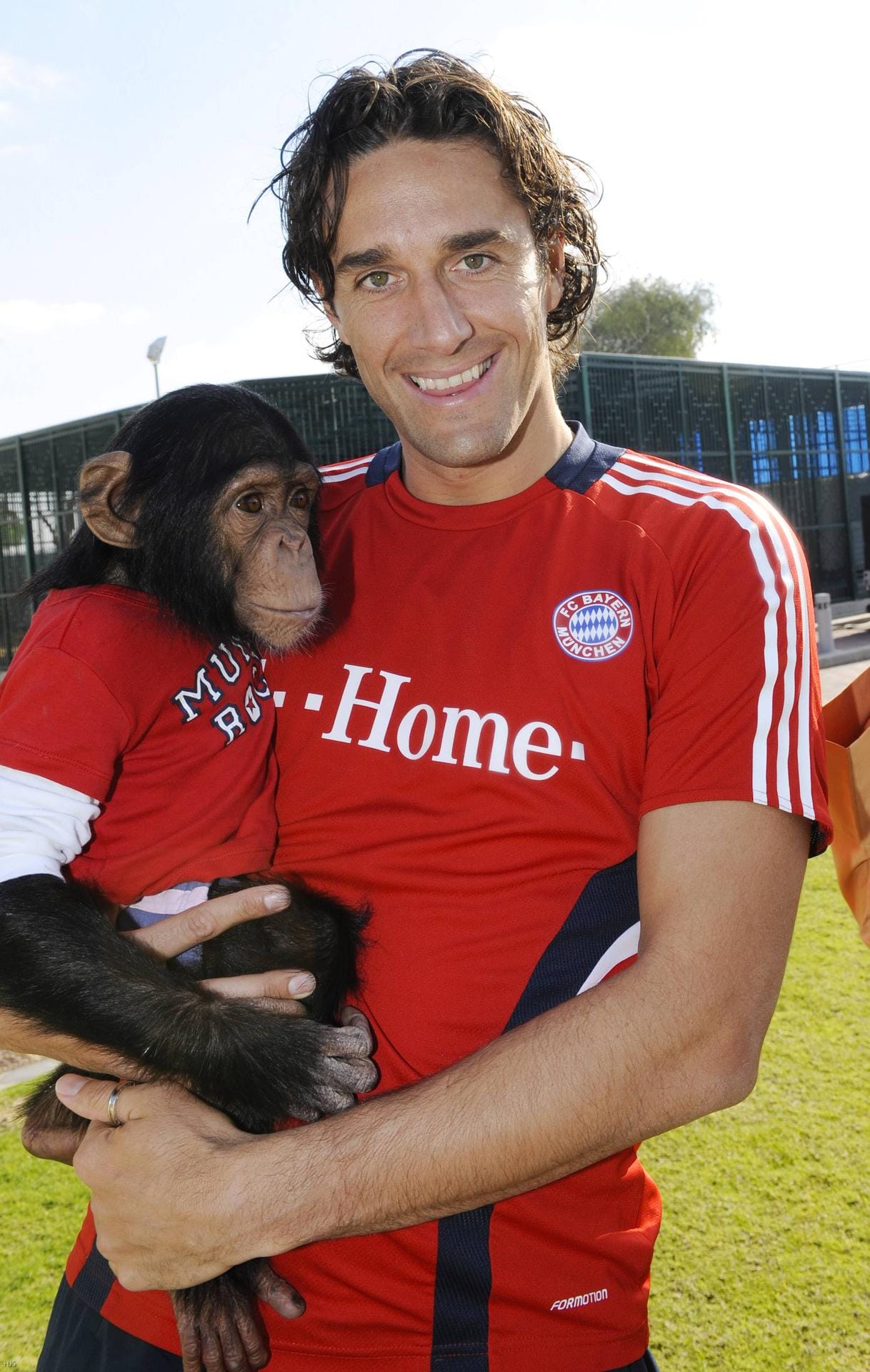 Luca Toni schließt dagegen sofort Freundschaft mit einem Schimpansenbaby.