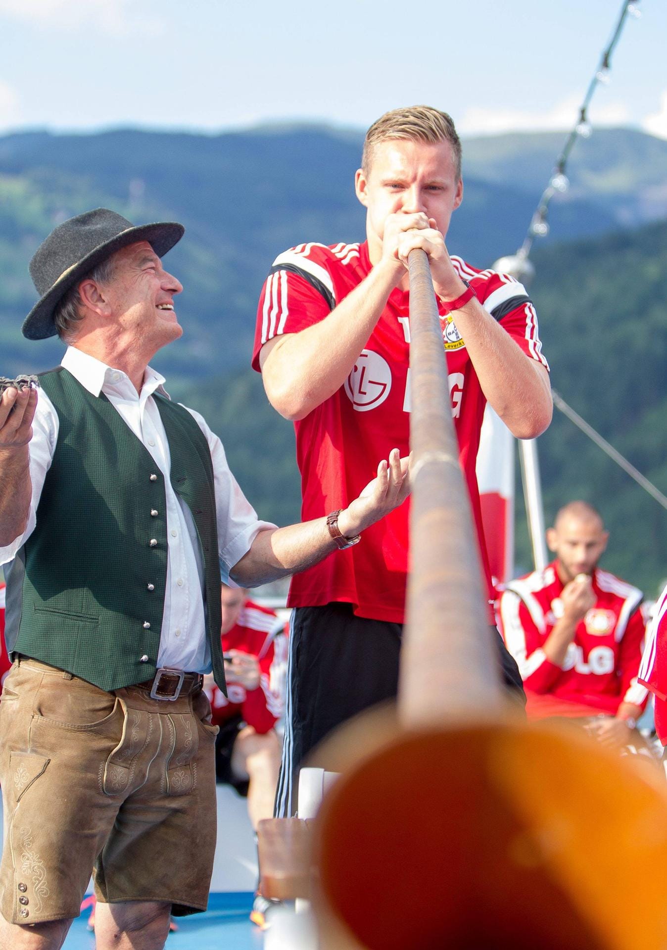 Ebenfalls musikalisch unterwegs: Bernd Leno probiert es in Zell am See mit Alphornspielen.