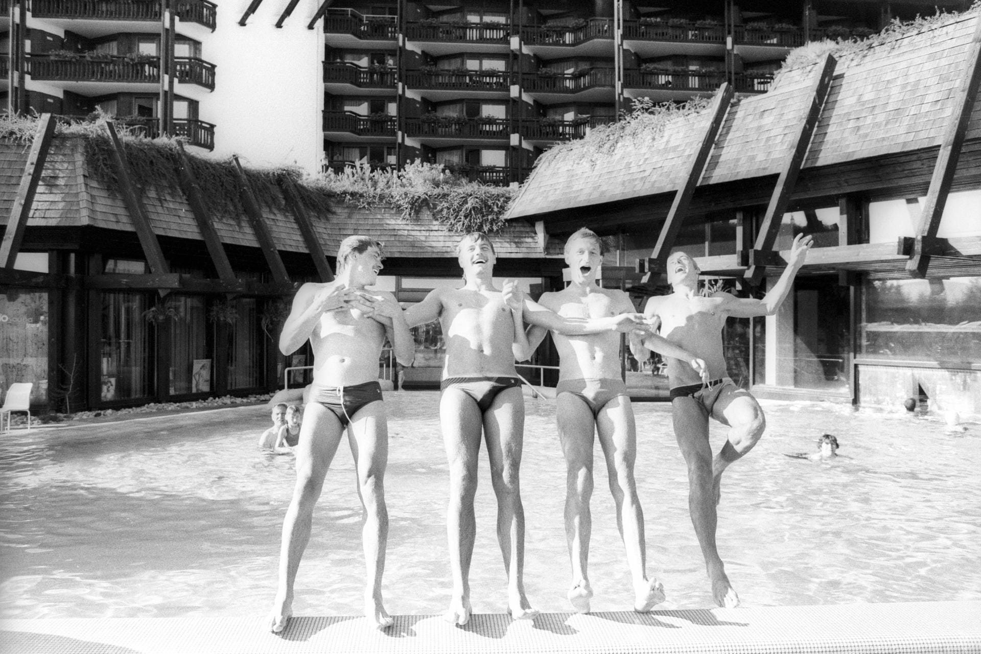 Günther Schäfer, Peter Reichert, Rainer Zietsch und Jürgen Klinsmann haben 1984 ebenfalls Spaß am Pool.