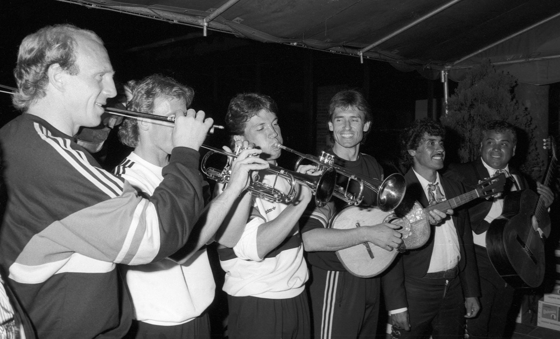 Wenn Fußballteams ins Trainingslager fahren, bedeutet das vor allem eins: Schweiß. Doch zwischendurch gibt es immer wieder kuriose Abwechslungen. Hier versuchen sich Dieter Hoeneß, Lothar Matthäus und Co. vor der WM 1986 an mexikanischer Musik.