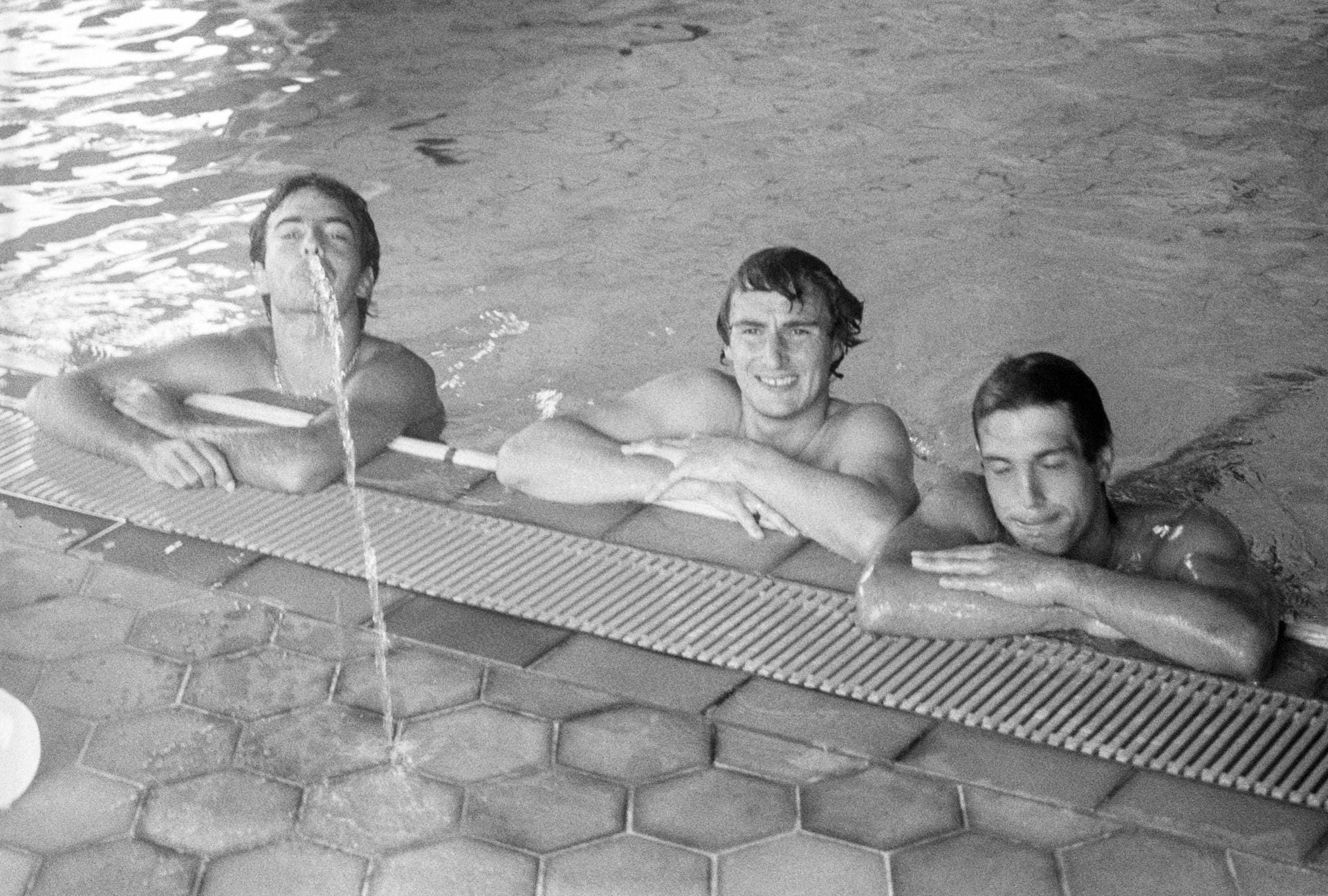 Schon 1981 gab es entspannte Bilder aus Trainingslagern: Die Stuttgarter Hansi Müller (li.), Dieter Müller (Mitte) und Alexander Szatmari posieren in einem Swimmingpool in Baiersbronn.