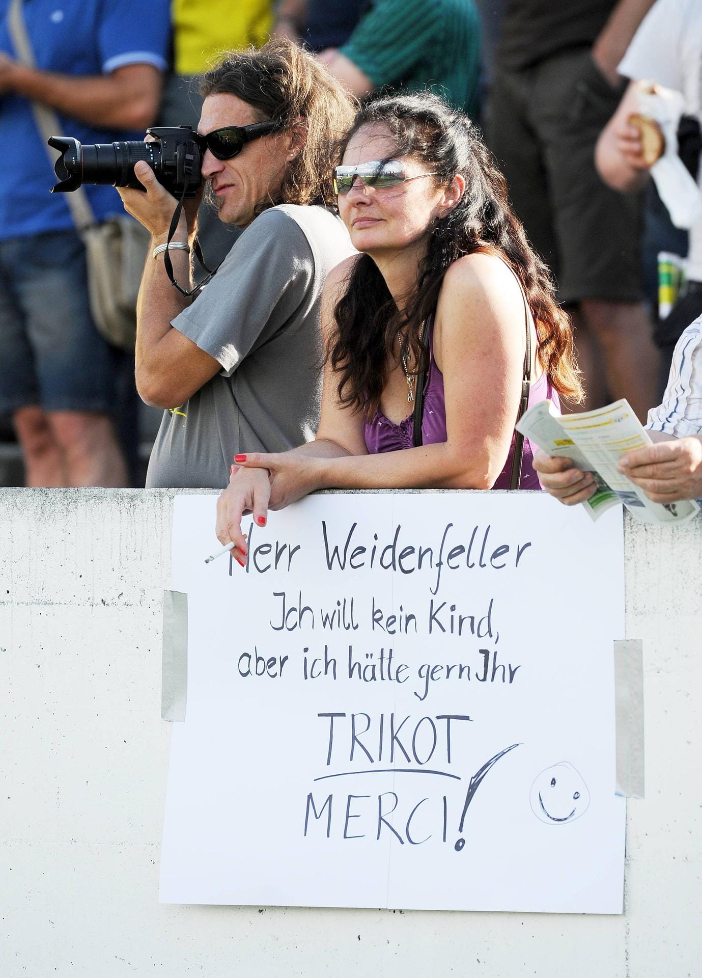 BVB-Torhüter Roman Weidenfeller sieht sich derweil semi-anzüglichen Fanwünschen ausgesetzt.
