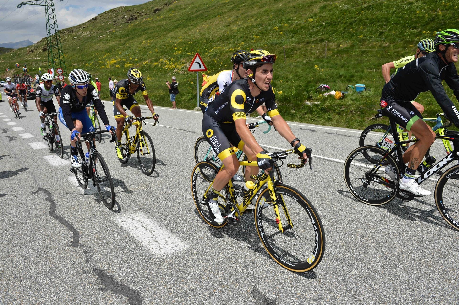 Ausgestiegen: Der Franzose Angelo Tulik (vorne) aus dem Team Direct Energie gab die Tour während der zwölften Etappe auf.