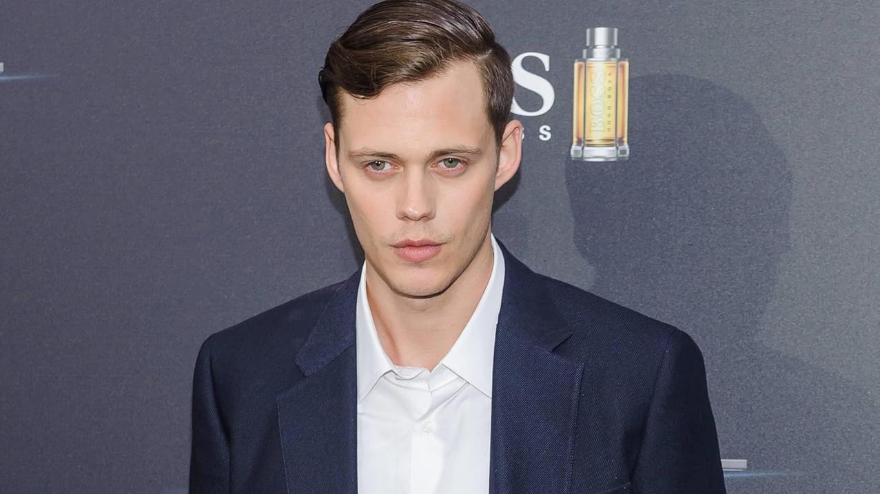 So sieht Bill Skarsgard ohne die Clownschminke aus.