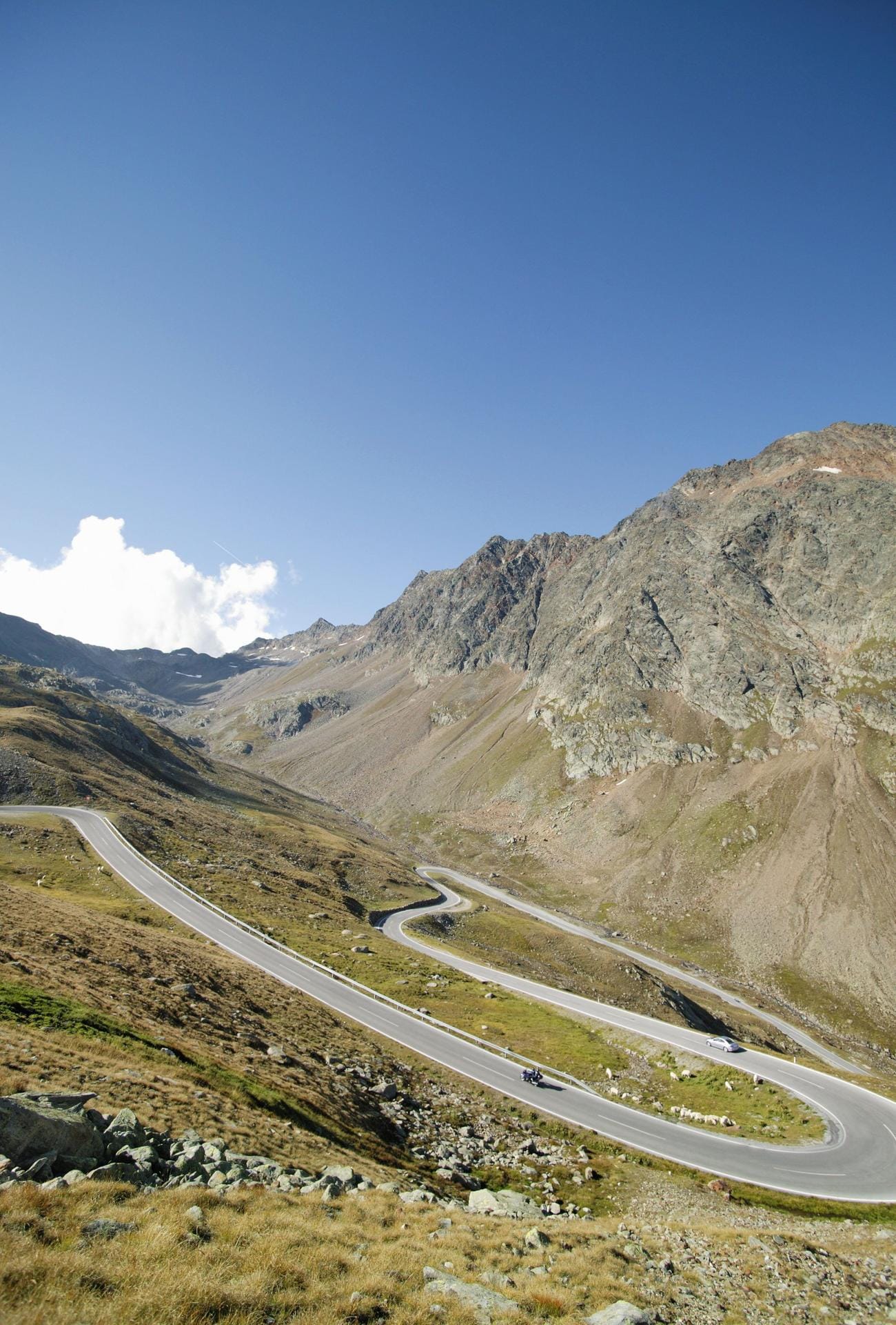 Die Timmelsjoch Hochalpenstraße ermöglicht die Fahrt von Österreich nach Südtirol, ohne die vielbefahrene Brennerautobahn nutzen zu müssen.