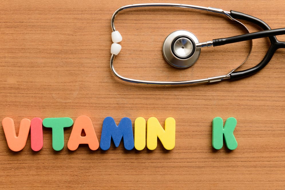 Bei Mangel als auch bei einer Überdosierung an Vitamin K sollten Sie einen Arzt aufsuchen.