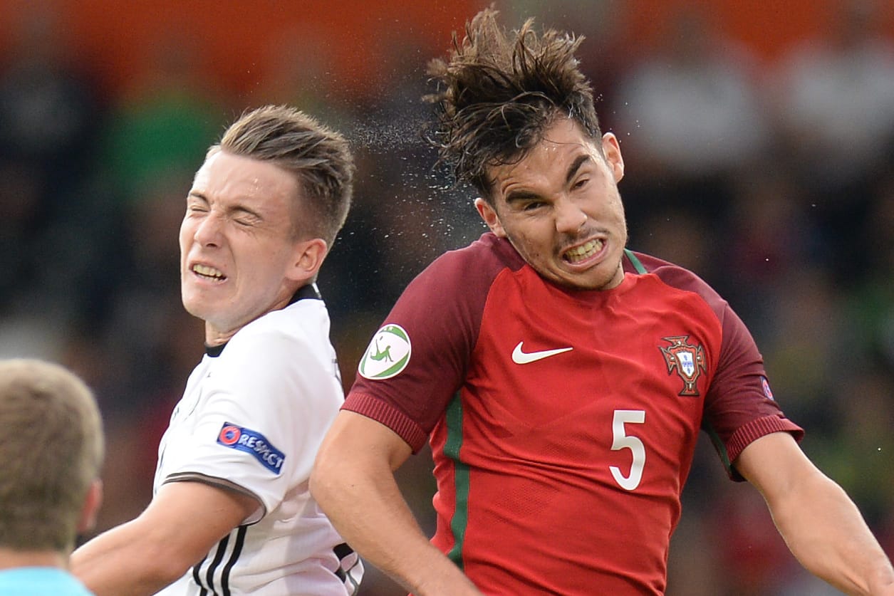 Deutschlands Max Besuschkow (li.) im Kopfballduell gegen Portugals Yuri Ribeiro.