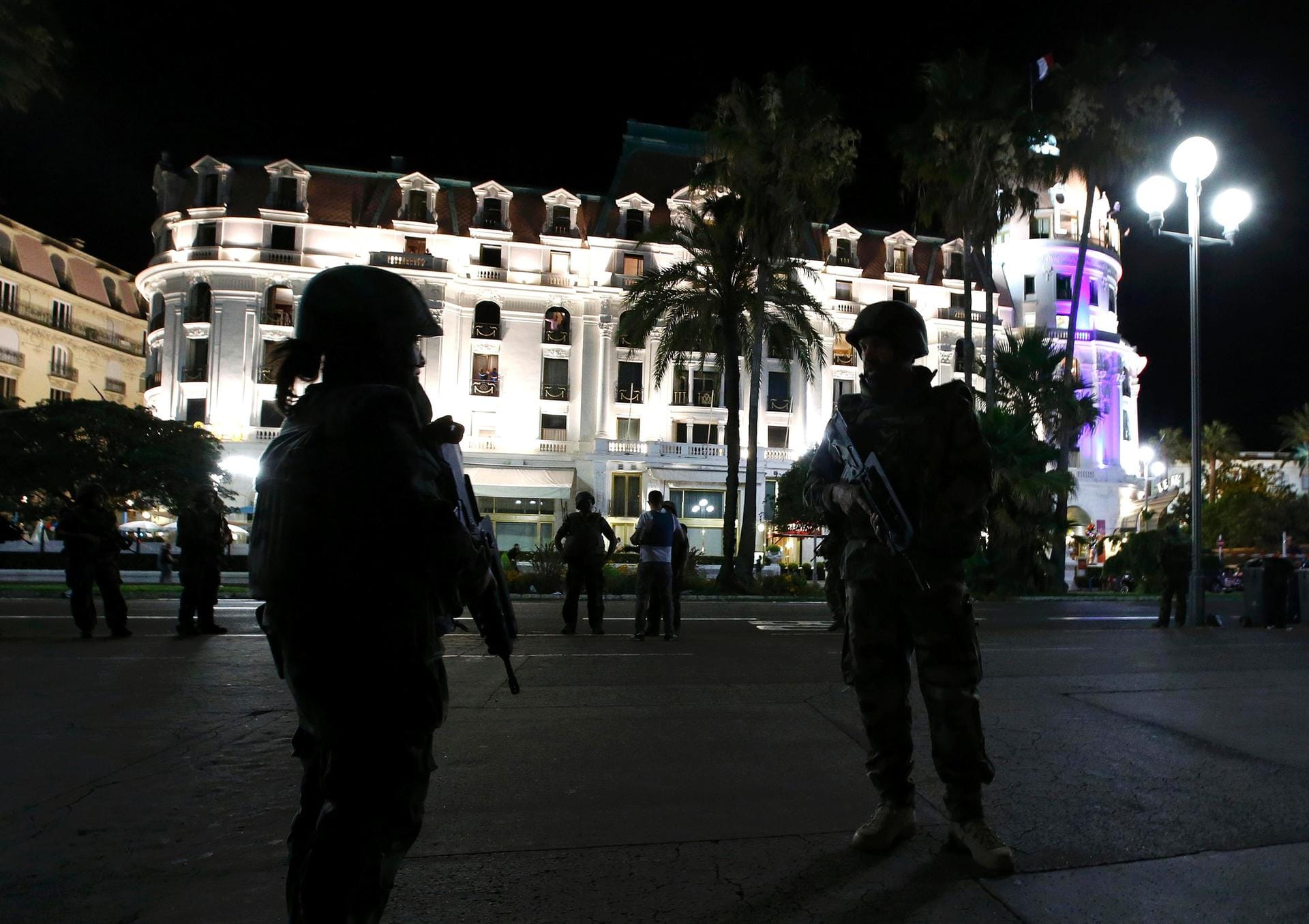 Attentat in Nizza: Soldaten riegeln den Ort des Geschehens ab.