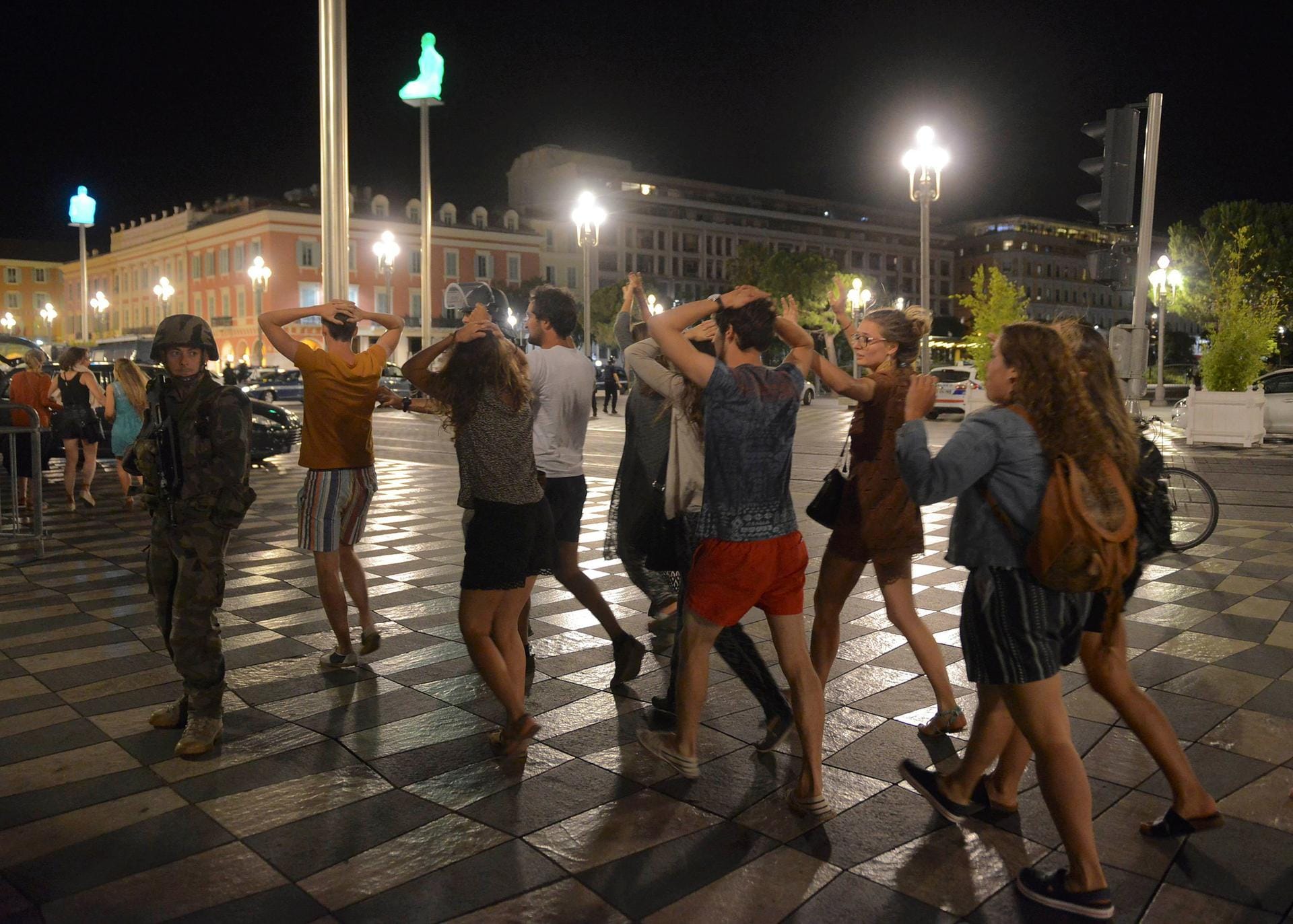 Attentat in Nizza: Menschen fliehen mit erhobenen Händen