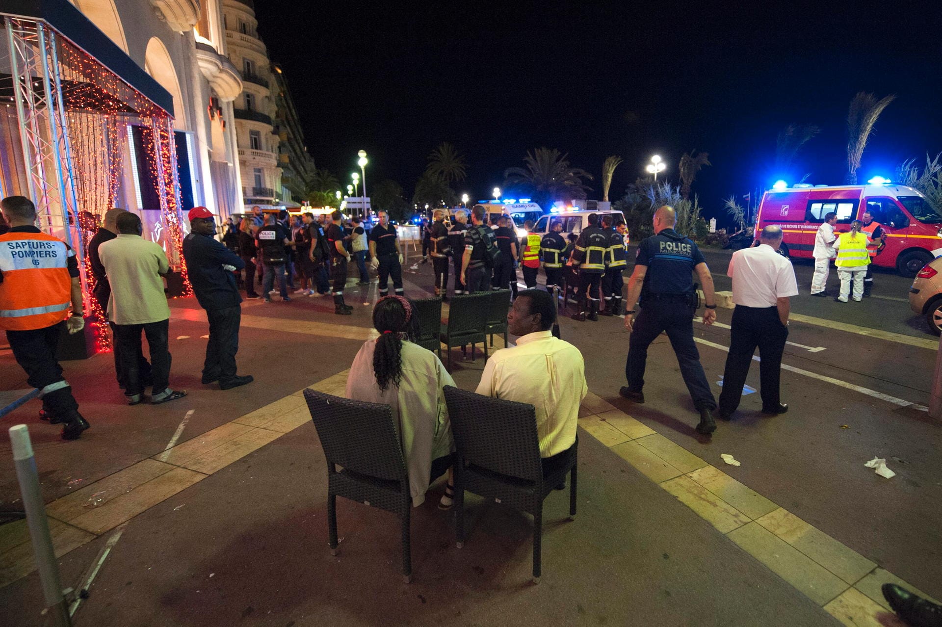 Attentat in Nizza: Rettungskräfte bergen Verletzte