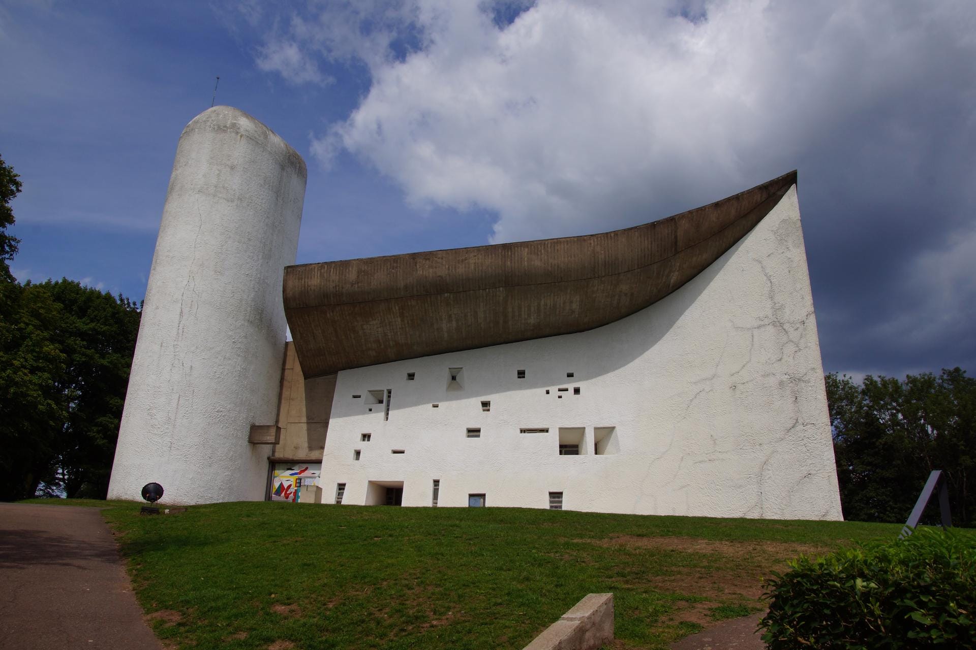 Die Sammelbewerbung bekam den Welterbestatus für die Werke des Architekten Le Corbusier, der auch die Kapelle von Ronchamp im Bild baute. Es war eine Gemeinschaftsbewerbung von Argentinien, Belgien, Deutschland, Frankreich, Indien, Japan und der Schweiz.