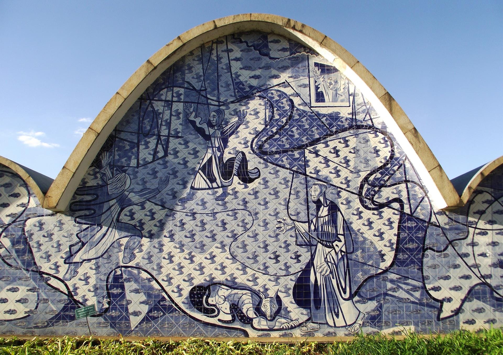 Die Kirche des Heiligen Franziskus von Assisi in Pampulha in Brasilien und gehört zum neu aufgenommen Welterbe Ensemble der Moderne. Die Kirche wurde vom brasilianischen Künstler Portinari mit bemalten Kacheln verkleidet, geplant hat sie Oscar Niemeyer.