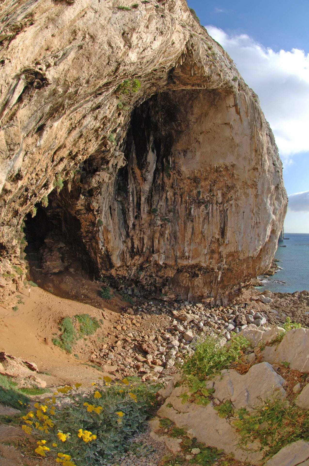 Der Eingang zur Gorham-Höhle in Gibraltar. Mit den Neanderthaler-Höhlen und der Umgebung bekommt Großbritannien ein weiteres Welt-Kulturerbe.