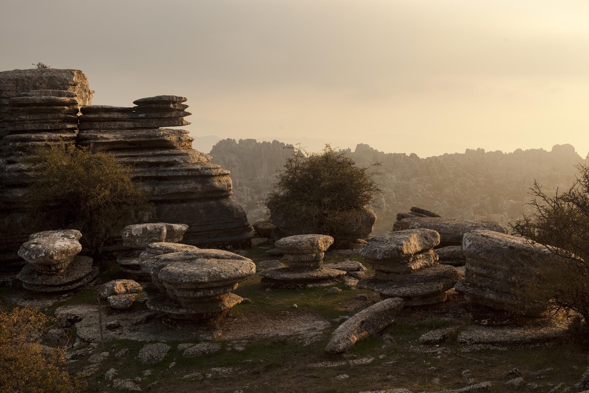 Landschaft im Naturschutzgebiet El Trocal (Paraje Natural Torcal de Antequera) in Spanien. Nominiert war die Gegend für die Dolmenstätten, die aus aufgeschichteten Steinen bestehen.