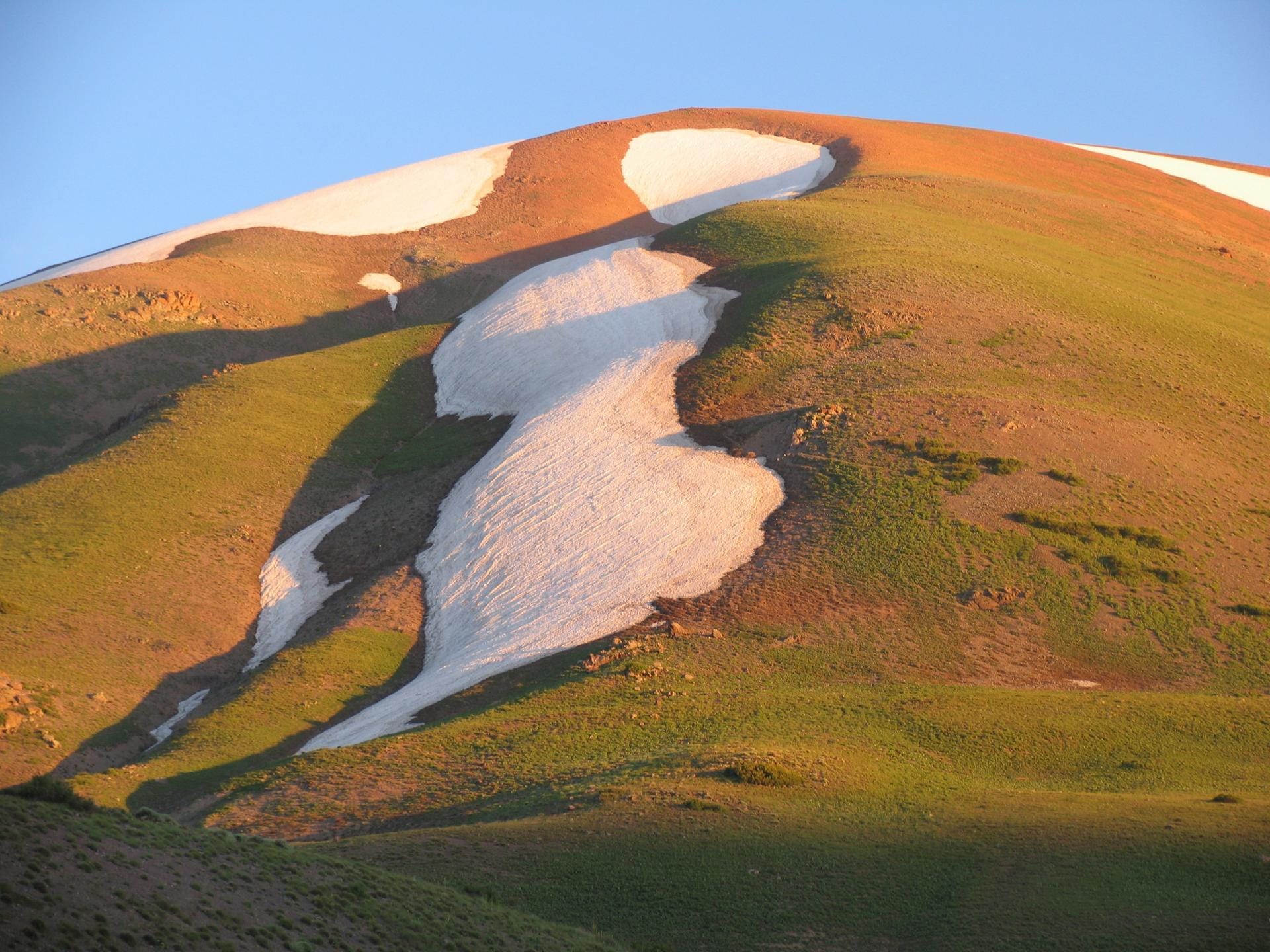 Ein erloschenen Vulkan im westlichen Tian-Shan-Gebirge in Usbekistan. Das Gebirge ist grenzübergreifend und erstreckt sich auch in Kasachstan und Kirgisistan.