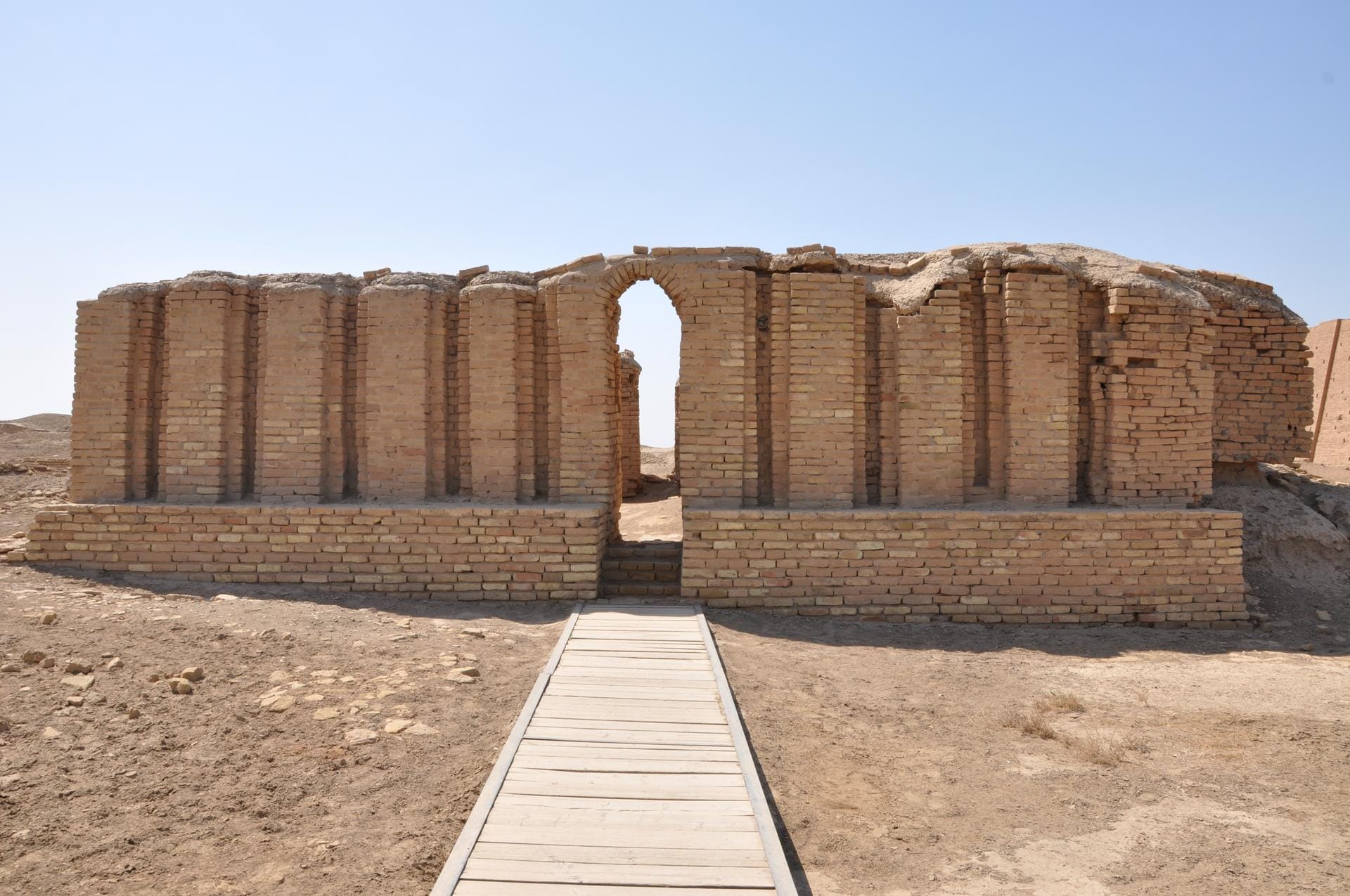 Auch im Marschland im Südirak finden sich frühe kulturelle Errungenschaften, wie der Gebäudekomplex E-dub-lal-mah in Ur (der heutige Tell el-Muqejjir).