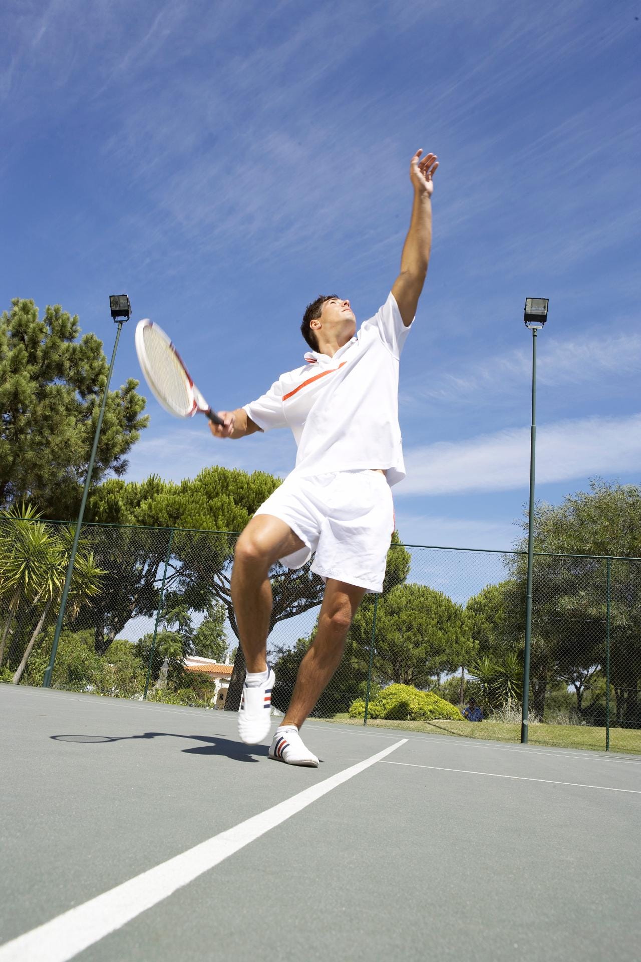 Tennis ist ab 50 nicht zu empfehlen – denn der Körper wird nur einseitig belastet. Wer in diesem Alter mit Ehrgeiz aufschlagen will, muss den ganzen Körper zusätzlich mit Kraftsport trainieren oder intensiv schwimmen gehen.