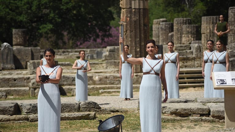 Das Olympische Feuer wird traditionell im antiken Olympia in Griechenland entzündet.