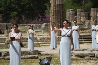 Das Olympische Feuer wird traditionell im antiken Olympia in Griechenland entzündet.
