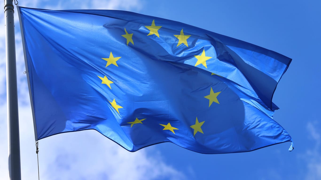 EU-Flagge vor dem Europäischen Parlament in Straßburg.