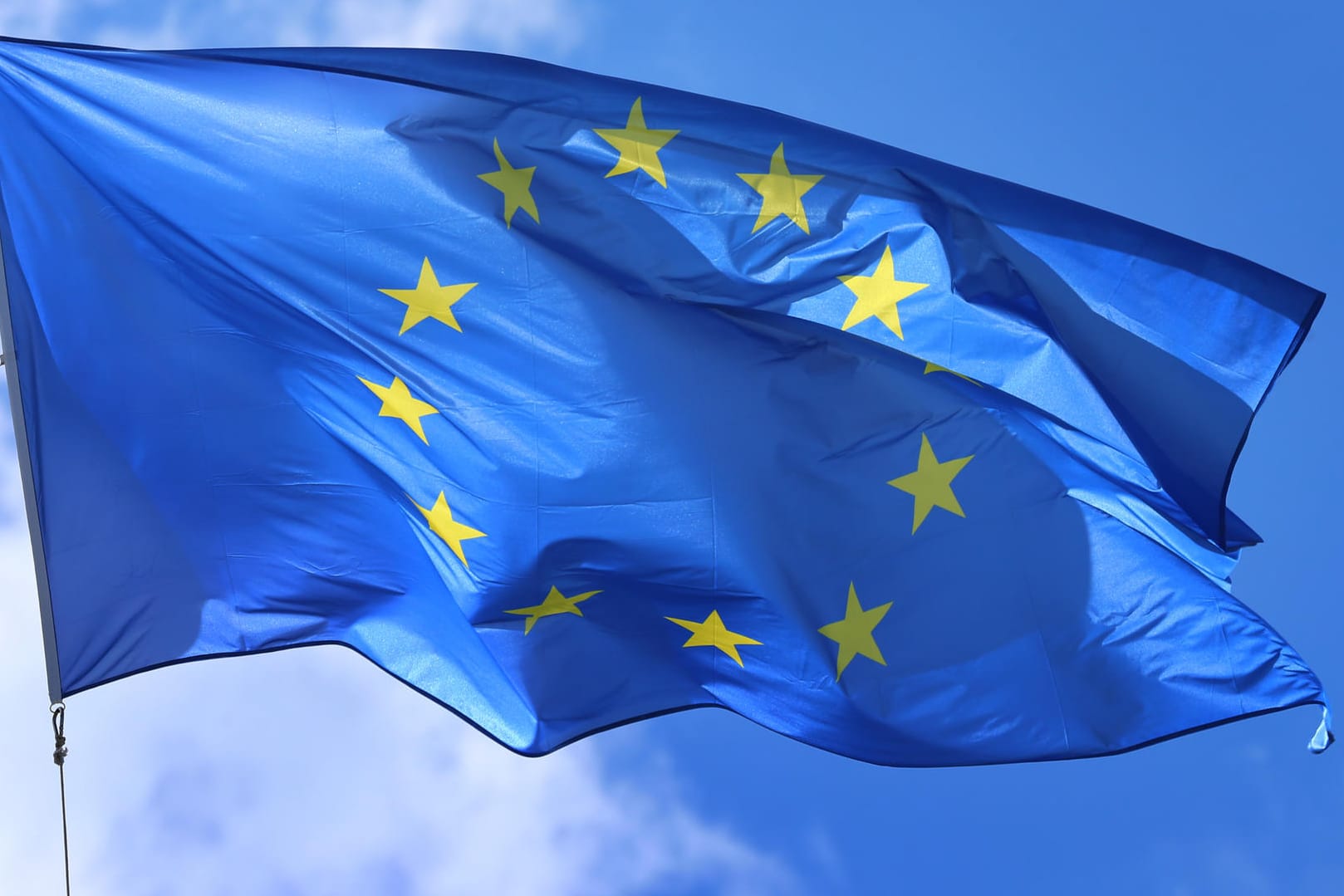 EU-Flagge vor dem Europäischen Parlament in Straßburg.