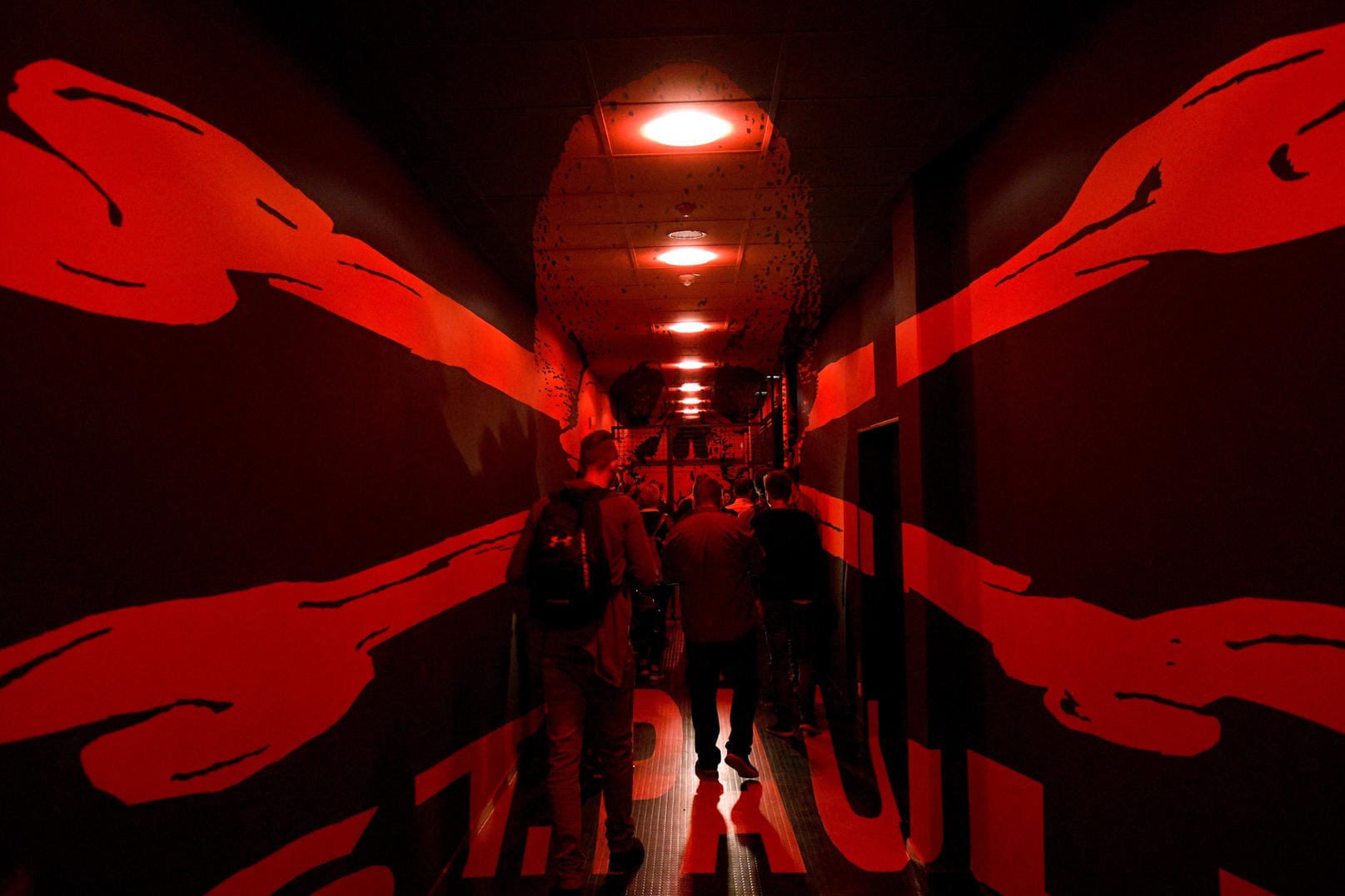Journalisten begutachten den neuen Spielertunnel am Millerntor.