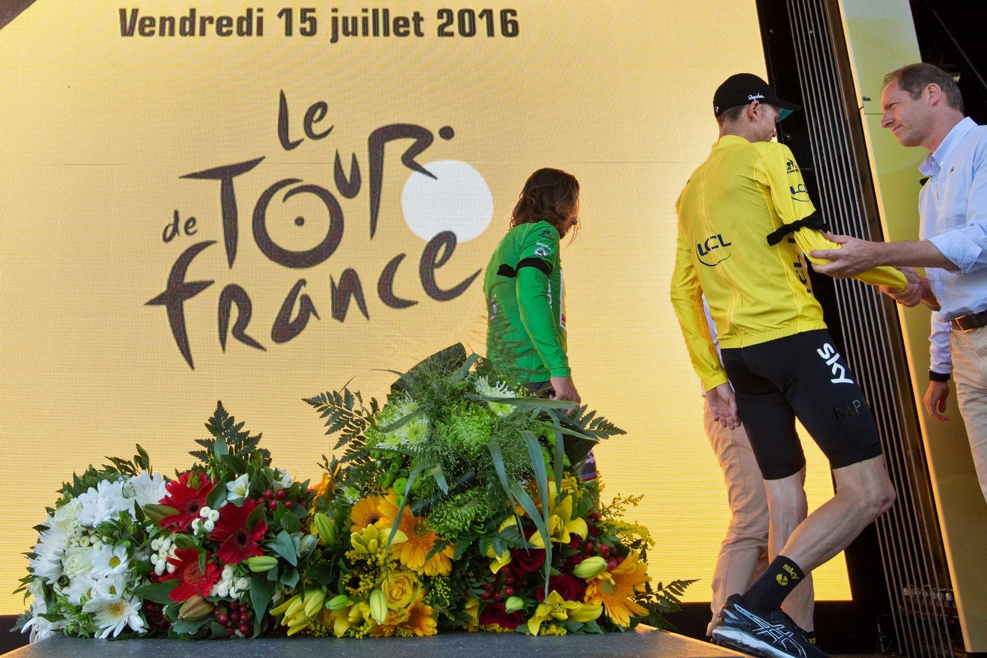 Stiller Abgang: Peter Sagan (Grünes Trikot) und Froome verlassen das Podium nach einer der wohl traurigsten Siegerehrungen in der Geschichte der Tour.