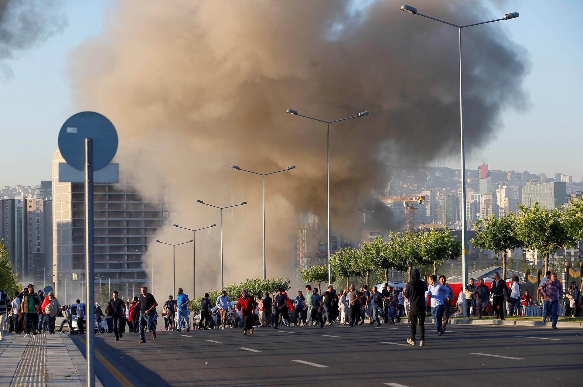Am Morgen nach dem Putschversuch steigt auch in der Nähe des Präsidentenpalastes in der türkischen Hauptstadt Rauch auf.