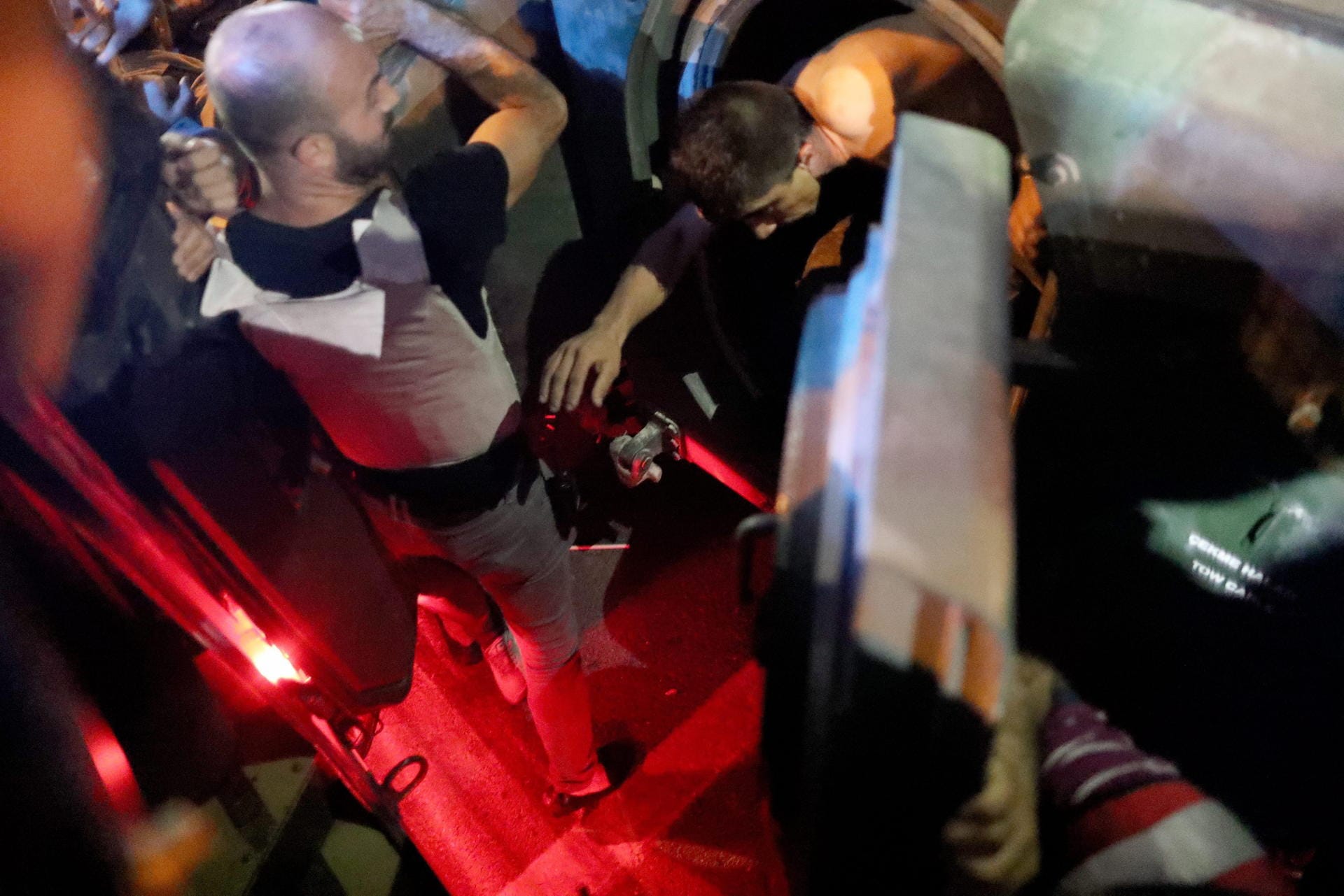 Polizisten verhaften Armeeangehörige auf dem Taksim-Platz in Istanbul.