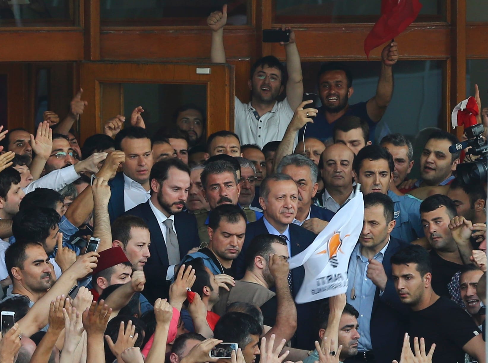 Der türkische Präsident Recep Tayyip Erdogan zeigt sich seinen Anhängern am Atatürk-Flughafen in Istanbul.