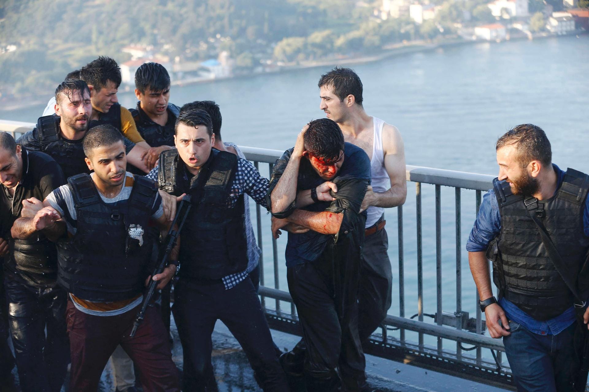 Auf der Bosporus-Brücke in Istanbul schützen Polizisten einen am Putsch beteiligten Soldaten vor der aufgebrachten Menge.