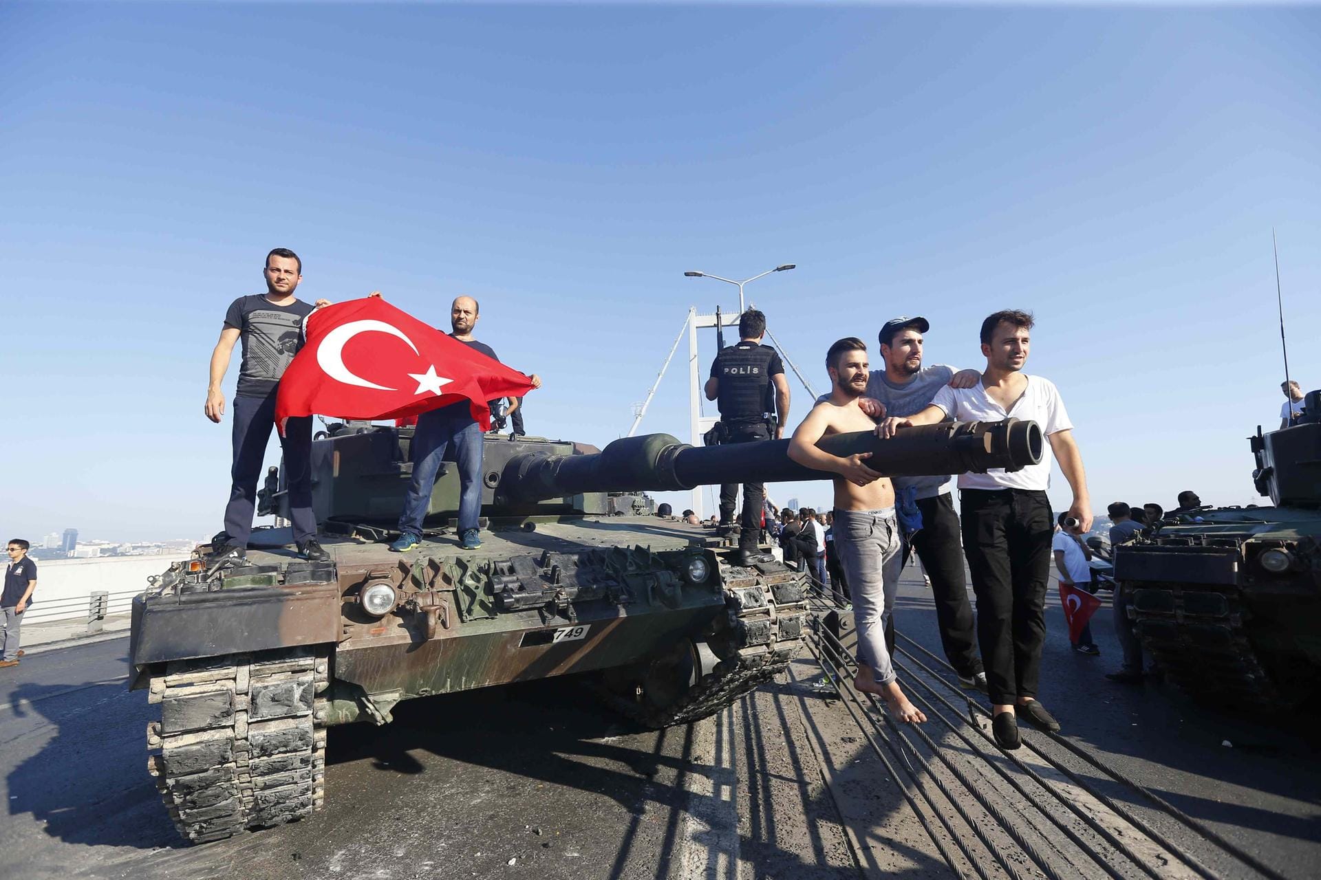 Die Türkei erklärt den Putsch für gescheitert. Die vorläufige Bilanz des blutigen Machtkampfs: Hunderte Tote und Verletzte, 3000 Festnahmen, 2700 entlassene Richter.