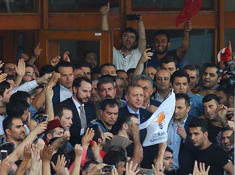 Der türkische Präsident wird am Tag nach dem Putschversuch am Flughafen von Istanbul von seinen Anhängern gefeiert.