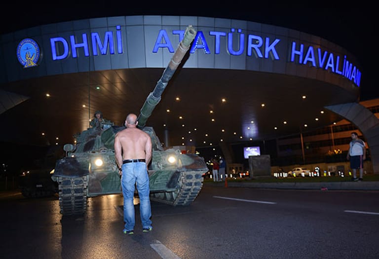 Ein Mann stellt sich während des Staatsstreichs einem Panzer in den Weg. Erdogan hatte das Volk zum Widerstand gegen den Putsch aufgerufen. Zehntausende waren seinem Aufruf gefolgt.