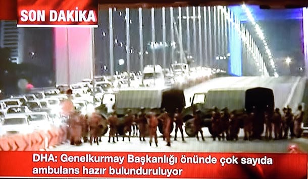 Die Brücke über den Bosporus in Istanbul war am Freitagabend von Soldaten gesperrt worden.