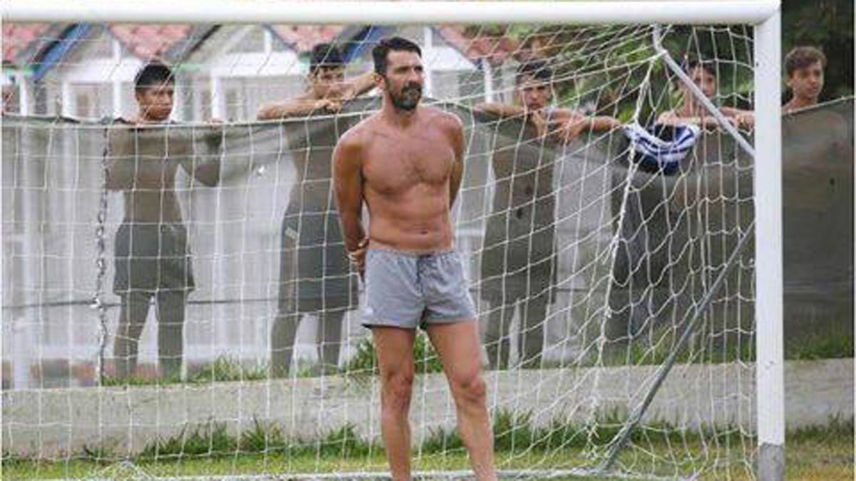 Gianluigi Buffon ist in seinem Urlaub bei einem Freizeitkick mit Kindern spontan als Keeper eingesprungen.