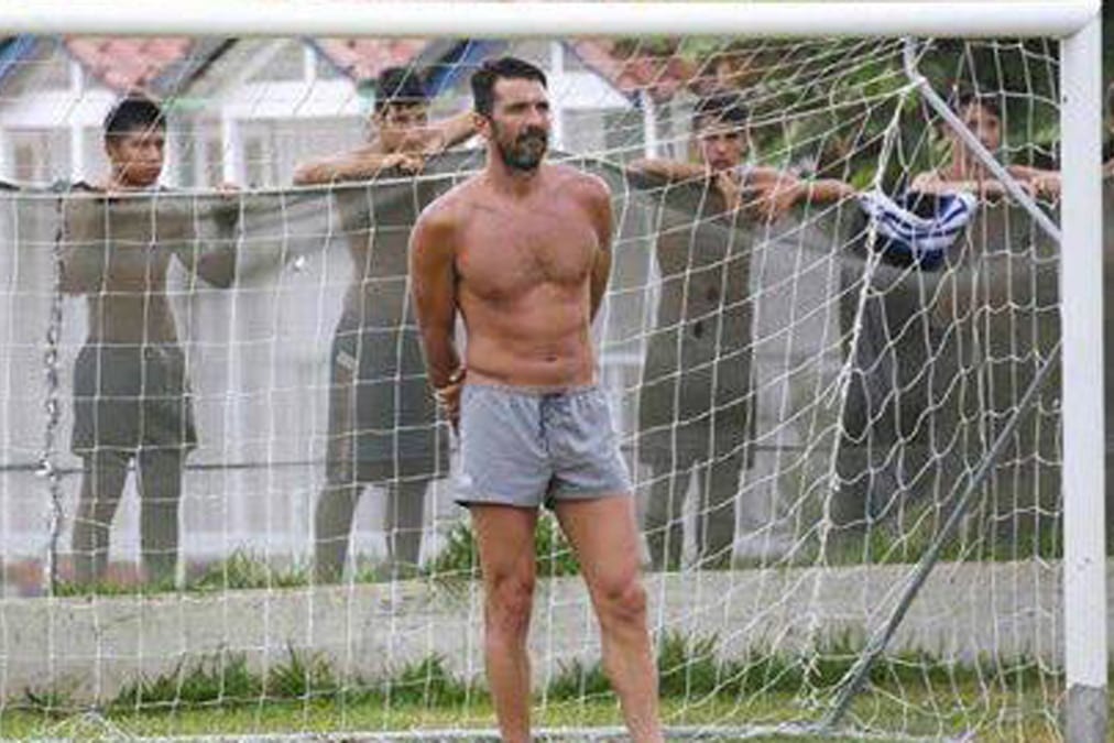 Gianluigi Buffon ist in seinem Urlaub bei einem Freizeitkick mit Kindern spontan als Keeper eingesprungen.