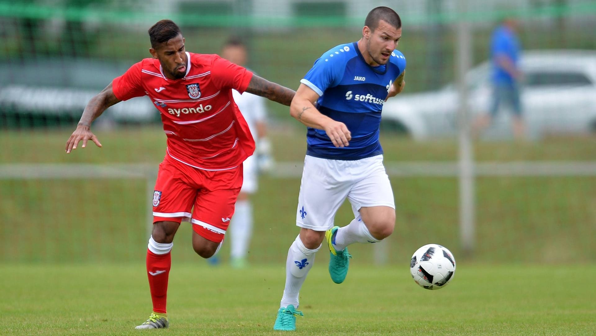 Doch noch ordnungsgemäß gekleidet: FSV-Profi Shawn Maurice Barry (li.) setzt Darmstadts Jerome Gondorf unter Druck. Doch noch ordnungsgemäß gekleidet: FSV-Profi Shawn Maurice Barry (li.) setzt Darmstadts Jerome Gondorf unter Druck.