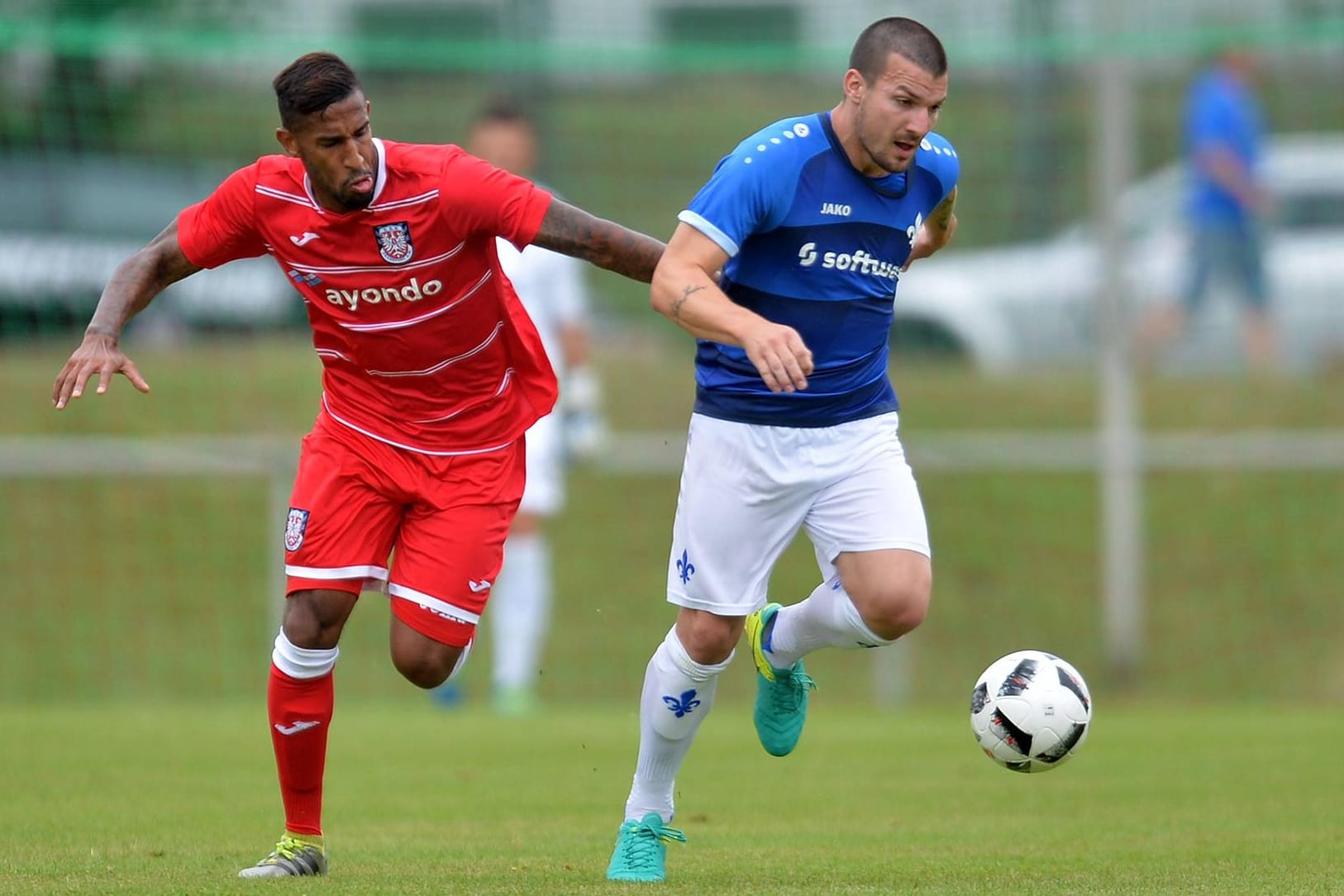 Doch noch ordnungsgemäß gekleidet: FSV-Profi Shawn Maurice Barry (li.) setzt Darmstadts Jerome Gondorf unter Druck.