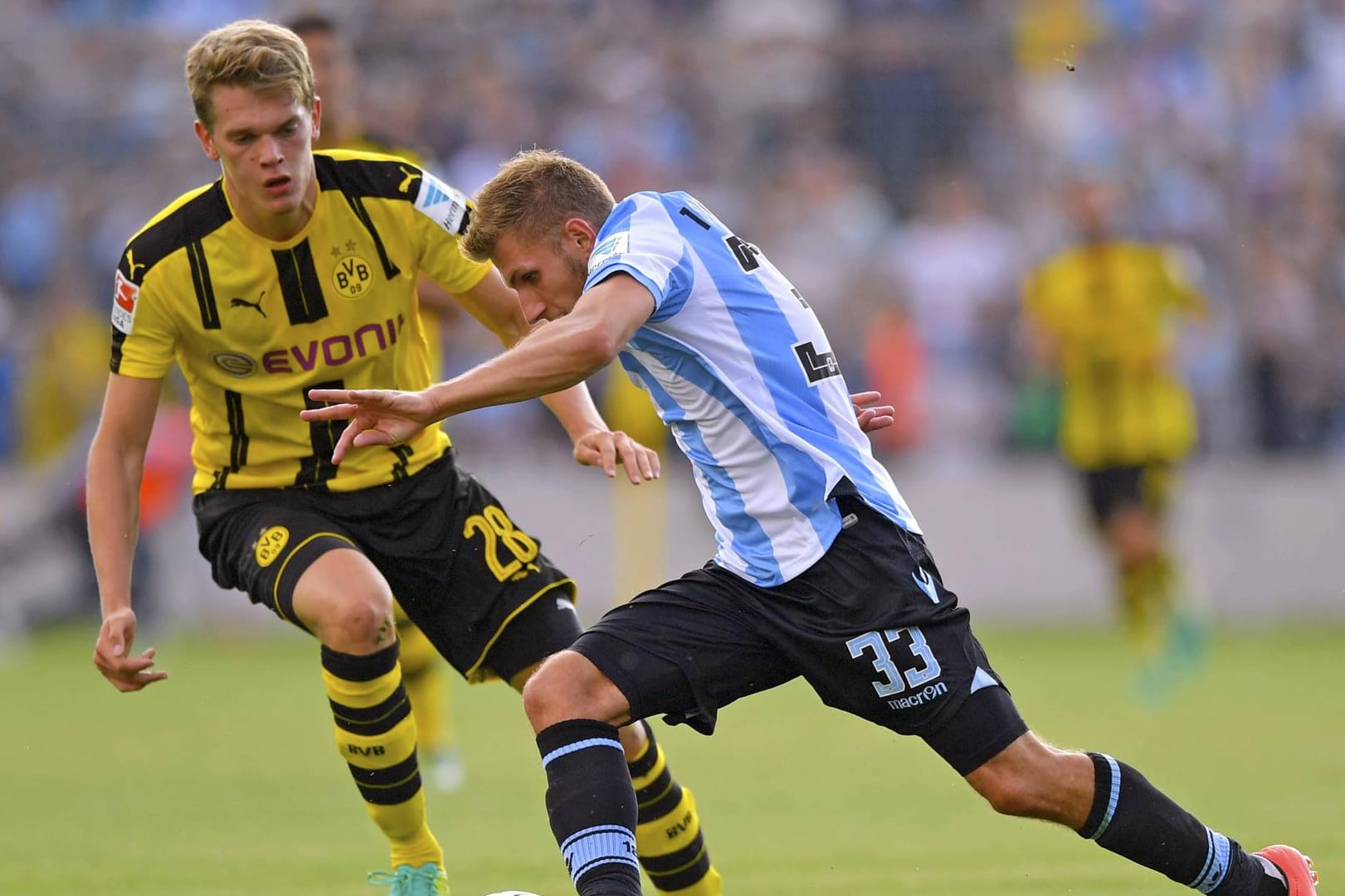 BVB-Verteidiger Matthias Ginter (li.) im Duell mit 1860-Profi Levent Aycicek.