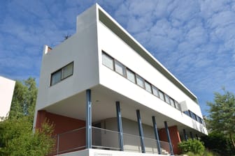 Eines der beiden Le-Corbusier-Häuser der Weissenhofsiedlung in Stuttgart. Die Siedlung entstand 1927 als Bauaustellung und wurde von 17 Architekten entworfen.
