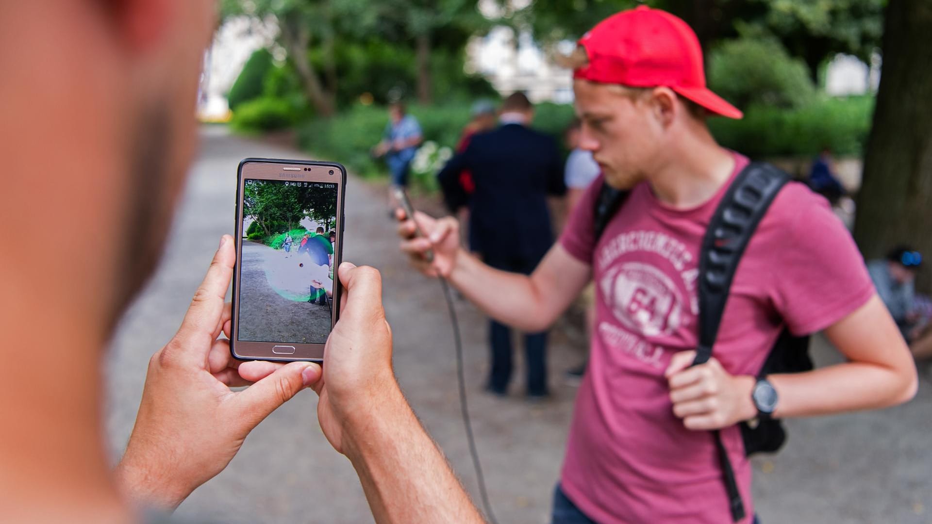 "Pokémon-Go"-Nutzer spielen gegeneinander in einem Park in Hannover.