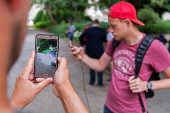 "Pokémon-Go"-Nutzer spielen gegeneinander in einem Park in Hannover.
