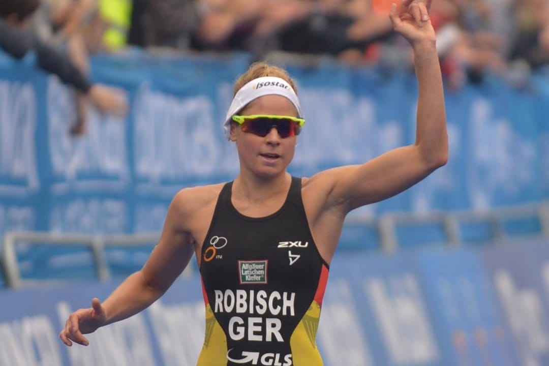 Rebecca Robisch kommt in Hamburg ins Ziel.