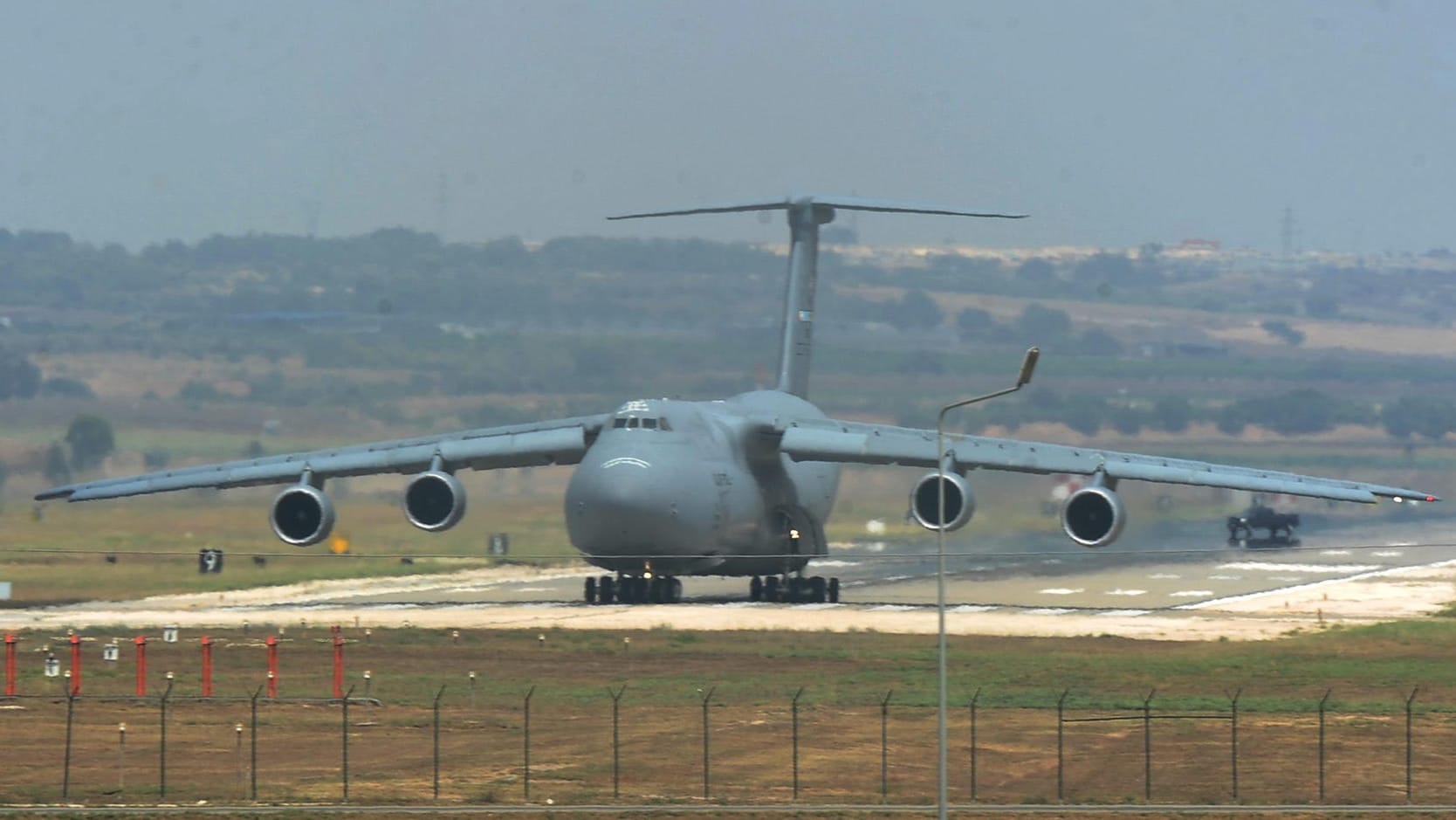 Ein Frachtflugzeug des US-Militärs in Incirlik (Archivbild). Derzeit finden dort wegen des Putschversuchs keine Flugbewegungen statt.