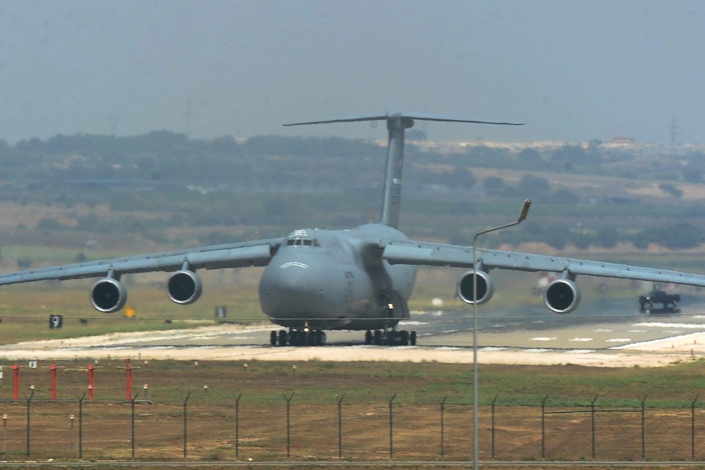 Ein Frachtflugzeug des US-Militärs in Incirlik (Archivbild). Derzeit finden dort wegen des Putschversuchs keine Flugbewegungen statt.