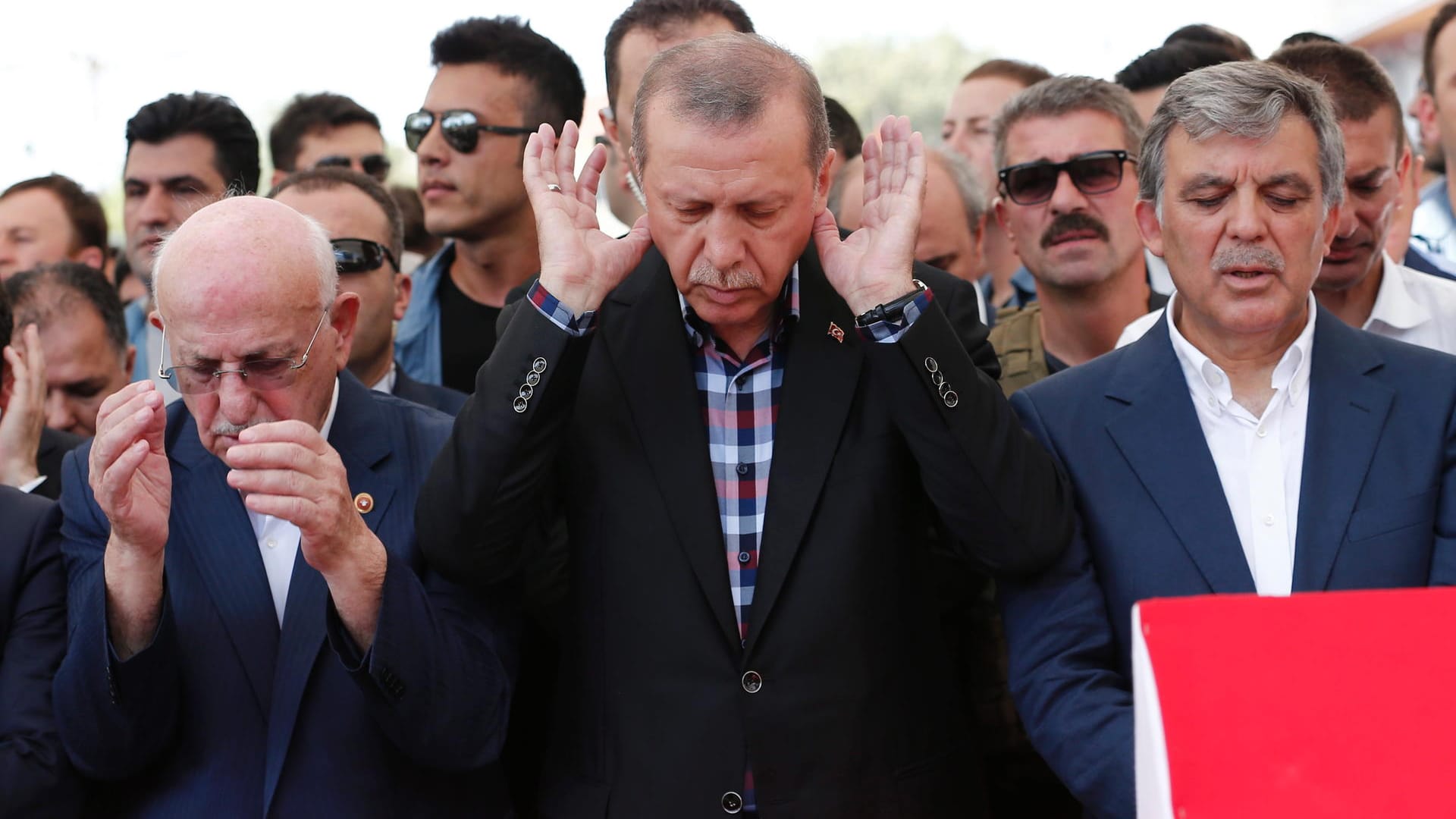 Der türkische Präsident Erdogan betet in Istanbul bei der Beerdigung von Opfern des Putschversuchs. Der türkische Präsident Erdogan betet in Istanbul bei der Beerdigung von Opfern des Putschversuchs.