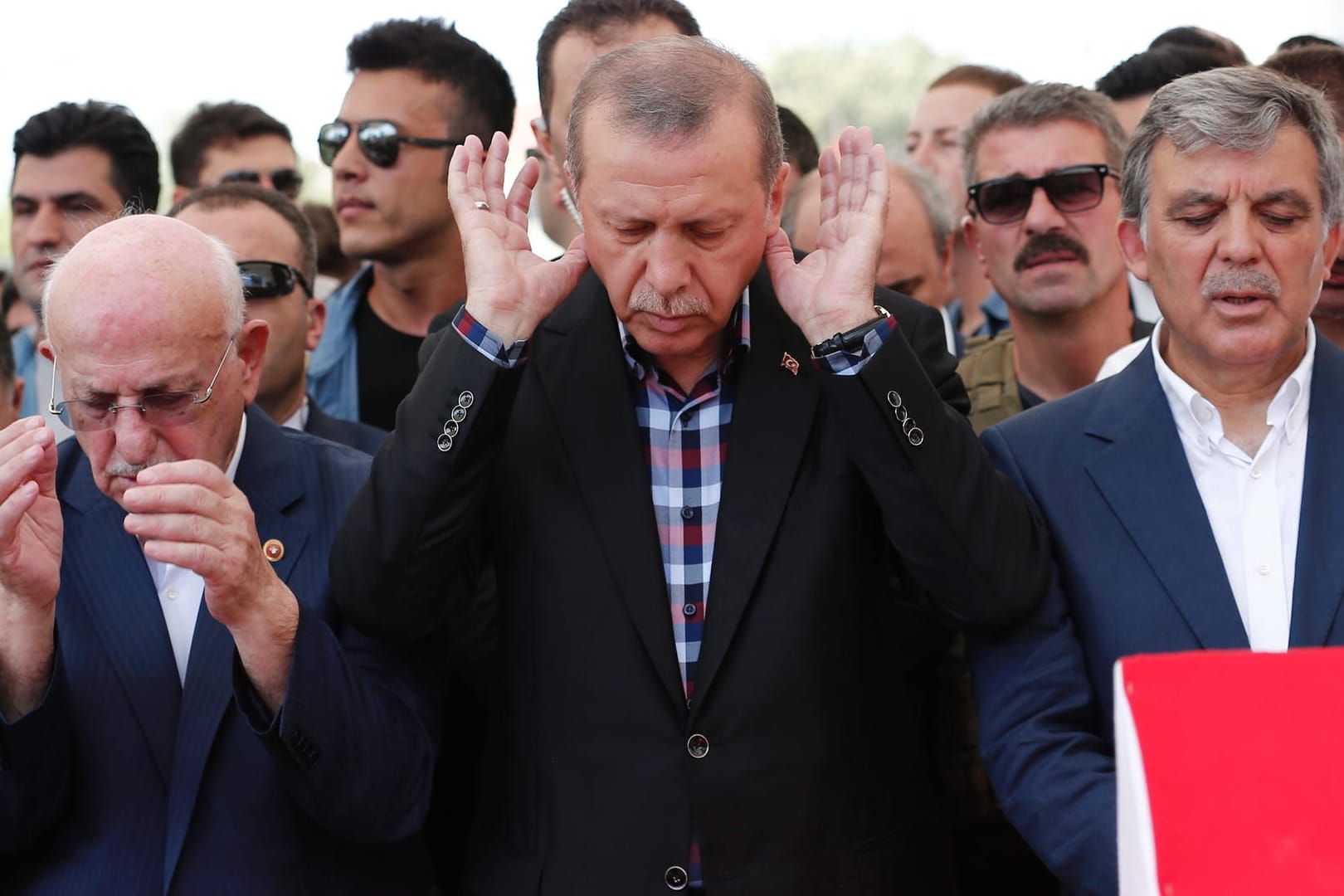 Der türkische Präsident Erdogan betet in Istanbul bei der Beerdigung von Opfern des Putschversuchs.
