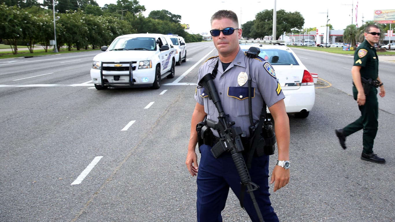 Polizisten riegeln eine Straße in Baton Rouge ab.