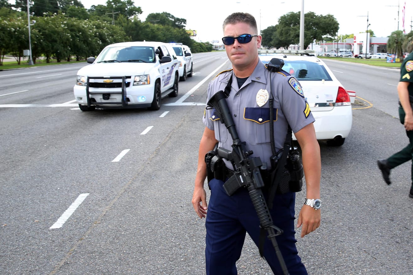 Polizisten riegeln eine Straße in Baton Rouge ab.